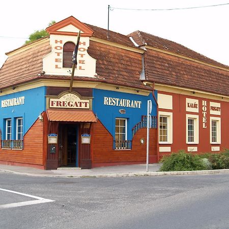 Kaloz Fregatt Panzio & Etterem Tata Exterior foto
