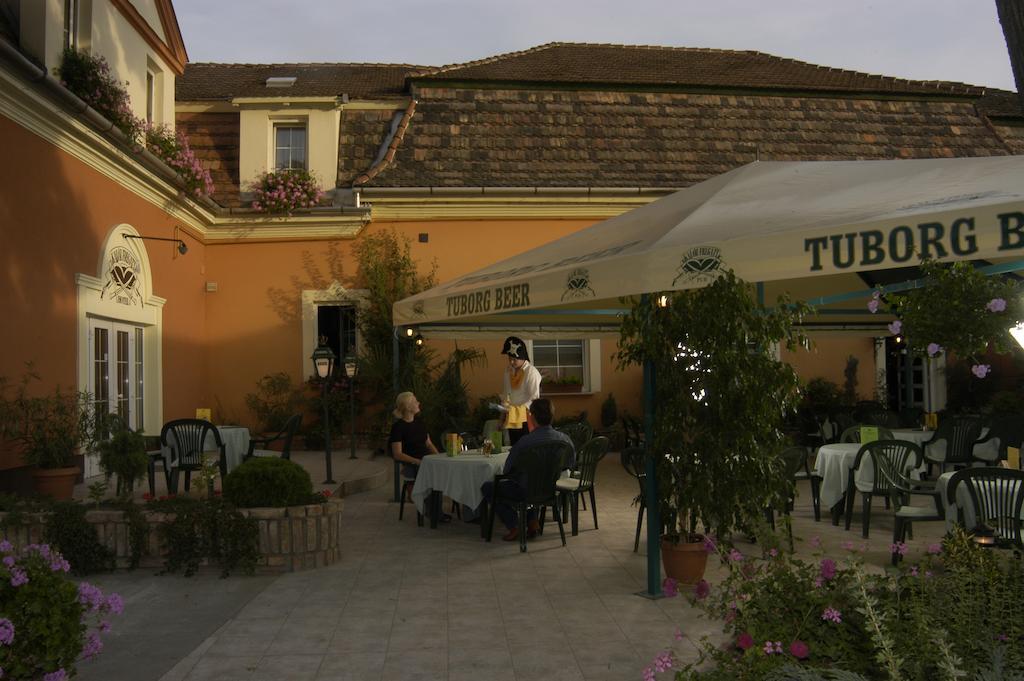 Kaloz Fregatt Panzio & Etterem Tata Exterior foto