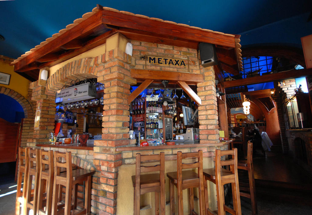 Kaloz Fregatt Panzio & Etterem Tata Exterior foto
