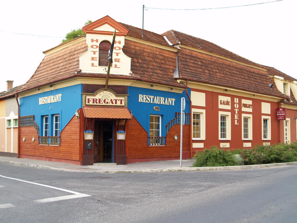 Kaloz Fregatt Panzio & Etterem Tata Exterior foto