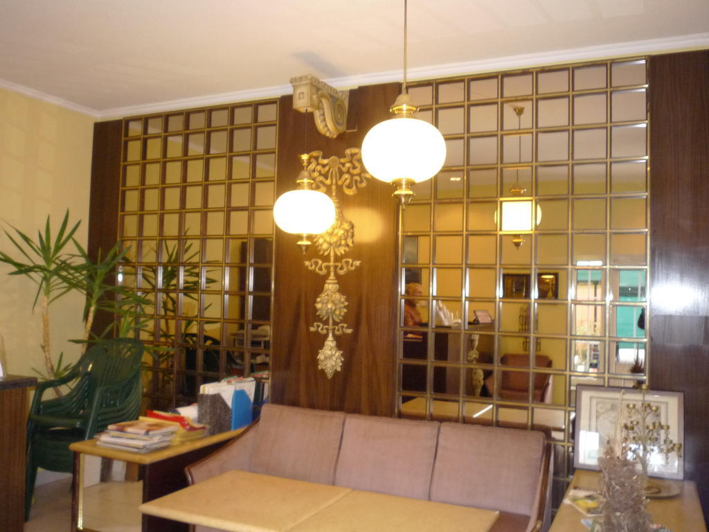 Kaloz Fregatt Panzio & Etterem Tata Exterior foto